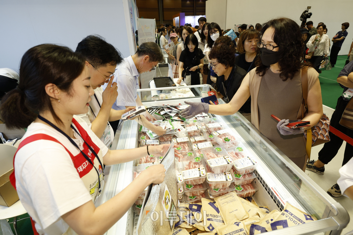 ▲17일 서울 강남구 코엑스에서 열린 '한돈페스타(K-pork Festa)'에서 관람객들이 돼지고기를 구매하고 있다. 조현호 기자 hyunho@