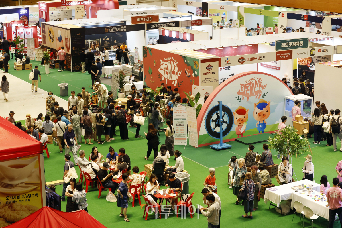 ▲17일 서울 강남구 코엑스에서 열린 '한돈페스타(K-pork Festa)'에서 관람객들이 돼지고기를 살펴보고 있다. 조현호 기자 hyunho@