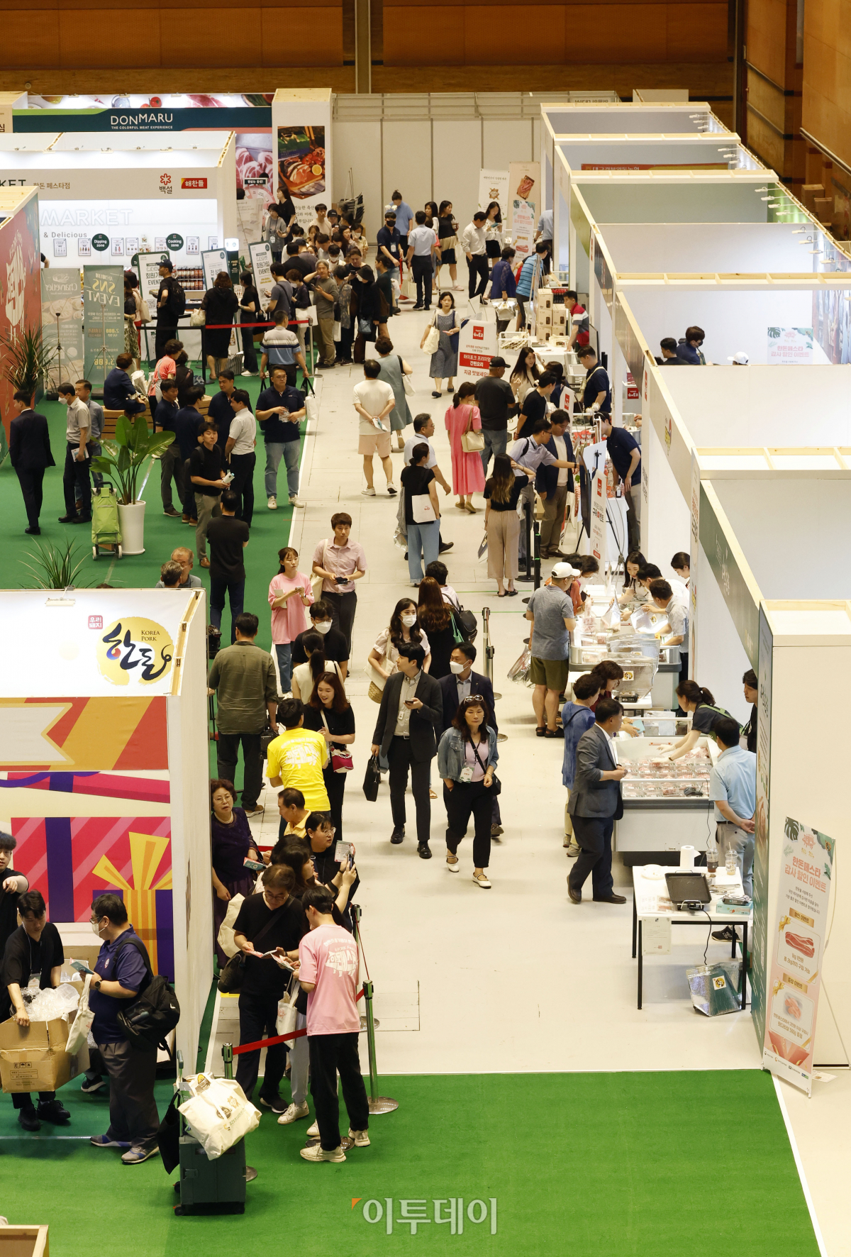 ▲17일 서울 강남구 코엑스에서 열린 '한돈페스타(K-pork Festa)'에서 관람객들이 돼지고기를 살펴보고 있다. 조현호 기자 hyunho@