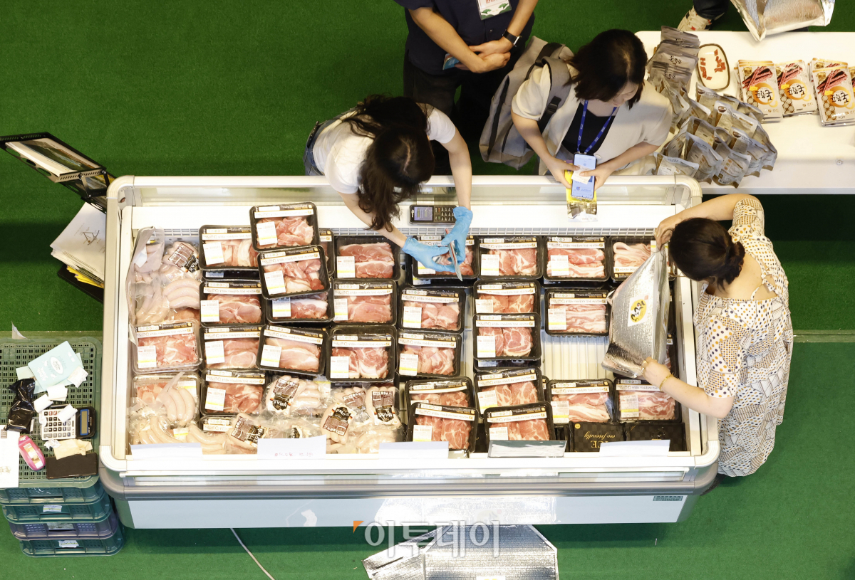 ▲17일 서울 강남구 코엑스에서 열린 '한돈페스타(K-pork Festa)'에서 관람객들이 돼지고기를 살펴보고 있다. 조현호 기자 hyunho@