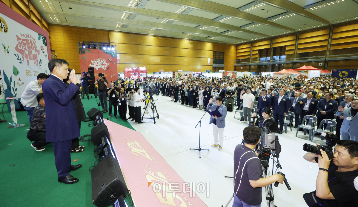 ▲손세희 한돈자조금관리위원회 위원장 및 대한한동협회장과 참석자들이 17일 서울 강남구 코엑스에서 열린 한돈페스타 개막식에서 한돈인 행동약속 결의를 하고 있다. 조현호 기자 hyunho@