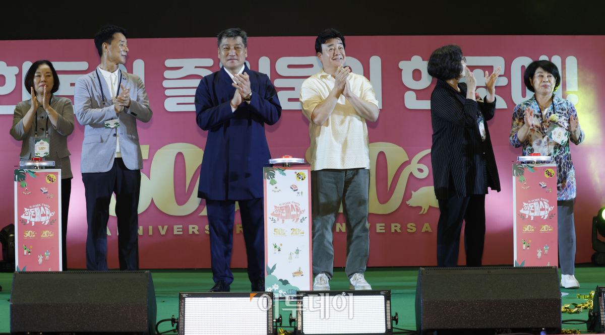 ▲손세희 한돈자조금관리위원회 위원장 및 대한한동협회장과 한돈 홍보모델인 백종원 더본코리아 대표를 비롯한 참석자들이 17일 서울 강남구 코엑스에서 열린 한돈페스타 개막식에서 한돈 ESG 비전 선포 퍼포먼스를 하고 있다. 조현호 기자 hyunho@