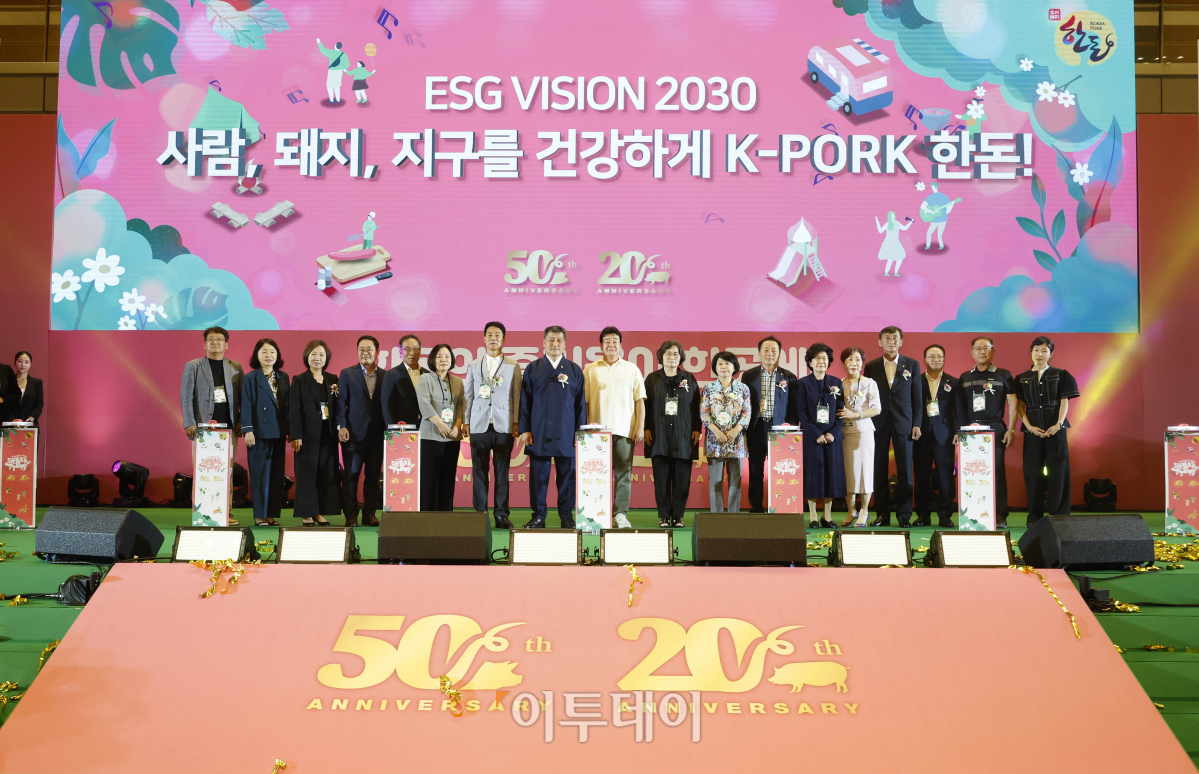 ▲손세희 한돈자조금관리위원회 위원장 및 대한한동협회장과 한돈 홍보모델인 백종원 더본코리아 대표를 비롯한 참석자들이 17일 서울 강남구 코엑스에서 열린 한돈페스타 개막식에서 한돈 ESG 비전 선포 퍼포먼스를 마친 후 기념촬영을 하고 있다. 조현호 기자 hyunho@