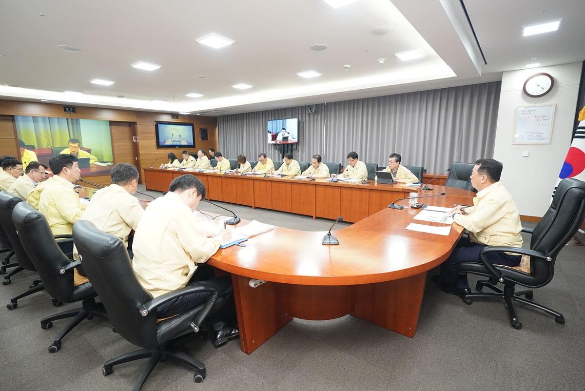 ▲고준영 한국철도공사(코레일) 사장직무대행이 17일 오전 전국 소속장 영상회의를 열고 지난 주말 집중호우에 따른 철도 시설물 피해현황과 열차 안전 운행 대책을 점검하고 있다. (사진제공=한국철도공사)