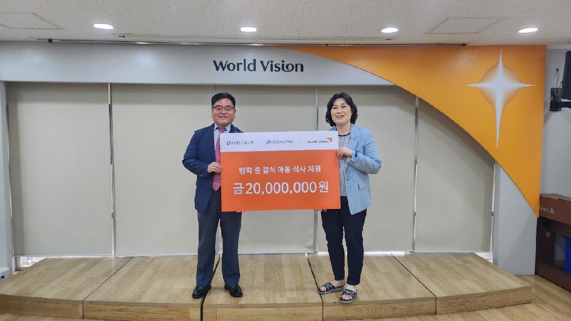 ▲지경묵 KDB나눔재단 사무총장(왼쪽)과  (사진제공=KDB나눔재단)