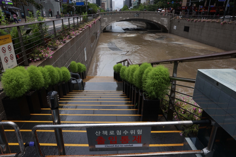 ▲서울 대부분 지역에 호우주의보가 발효된 9일 서울 청계천 산책로가 침수위험으로 출입이 통제되고 있다. 기상청은 중부지방을 중심으로 강한 비가 쏟아지는 등 이번 주 내내 장맛비가 내릴 것으로 예보했다.  (신태현 기자 holjjak@)