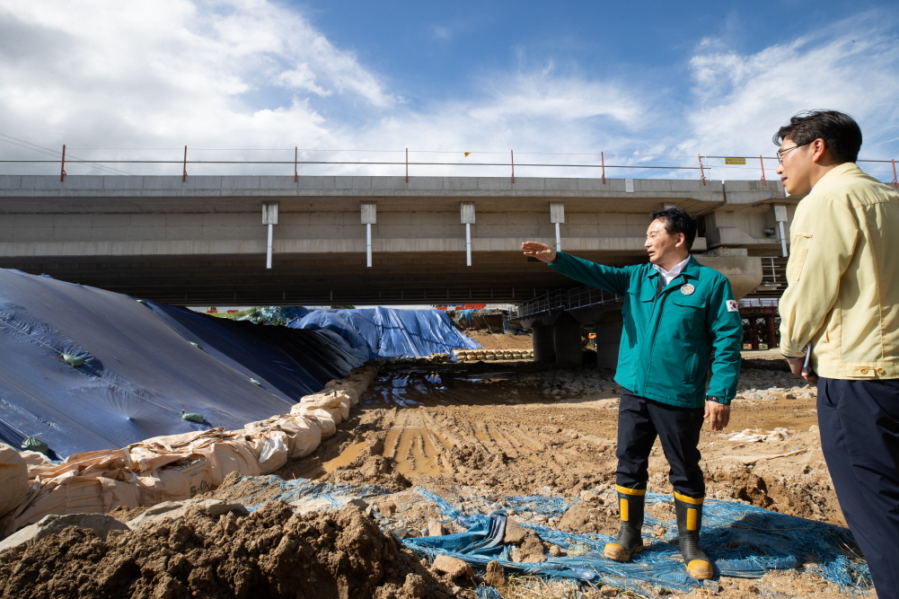 ▲원희룡 국토교통부 장관이 17일 충북 오송 지하차도 침수사고 현장을 점검하고 있다. (사진제공=국토교통부)