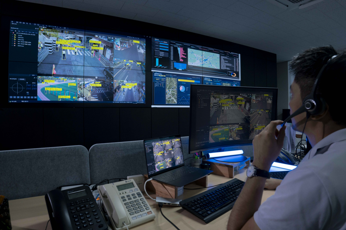 ▲이노뎁 안양센터 내 ‘종합 상황실’에서 관제사들이 AI가 알려주는 외부 상황을 주시하고 있다. (사진제공=SKT)
