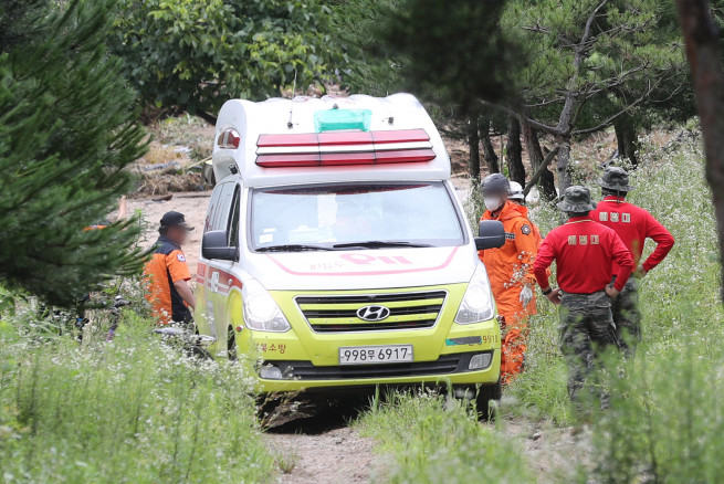 ▲18일 오전 경북 예천군 용문면 제곡리 한천 인근에서 해병대원이 발견한 실종자를 119구급대가 인계받고 있다.  (연합뉴스)