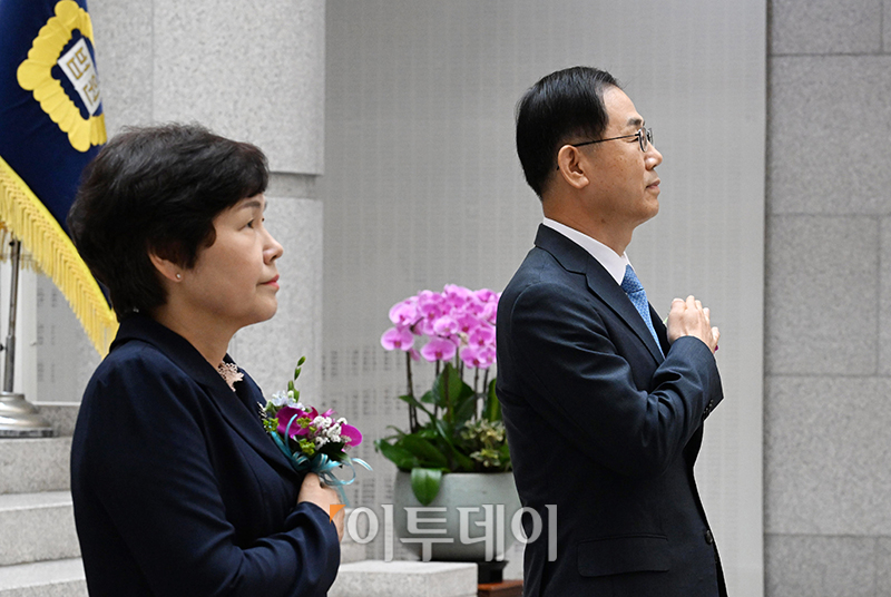 ▲조재연, 박정화 대법관이 18일 서울 서초동 대법원에서 열린 퇴임식에서 국민의례를 하고 있다. 사진공동취재단