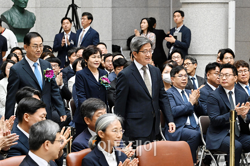 ▲조재연, 박정화 대법관이 18일 서울 서초동 대법원에서 열린 퇴임식에 참석하고 있다. 오른쪽은 김명수 대법원장. 사진공동취재단