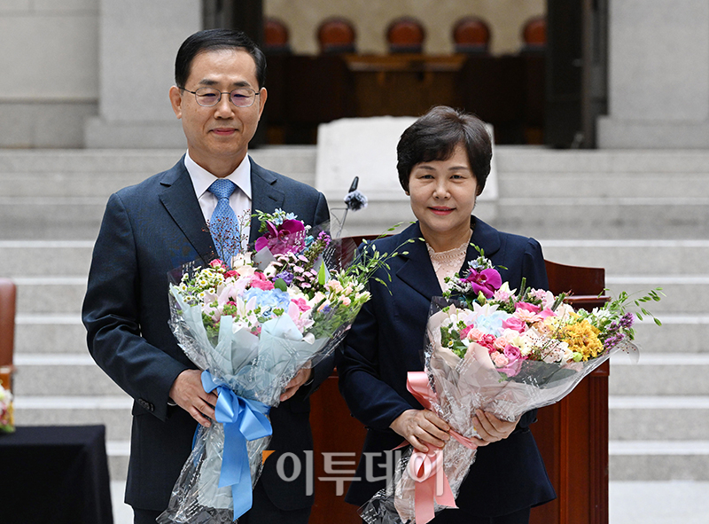 ▲조재연(왼쪽), 박정화 대법관이 18일 서울 서초동 대법원에서 열린 퇴임식에서 기념촬영을 하고 있다. 사진공동취재단