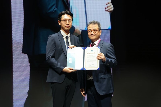 ▲안양윌스기념병원 척추센터 권희창 원장(왼쪽)이 조정기 양방향척추내시경수술연구회 회장과 함께 우수 발표상 수상 기념촬영을 하고 있다. (안양윌스기념병원)