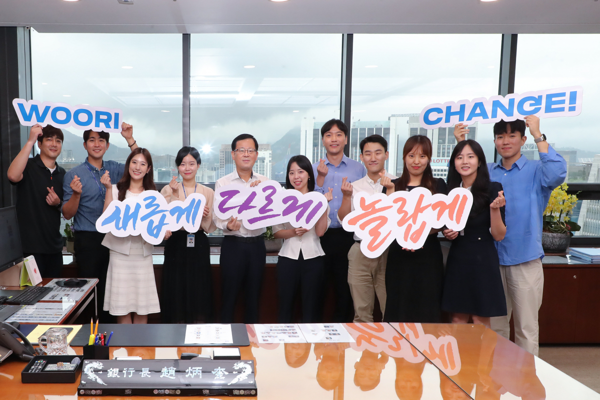 ▲18일 경영협의회 종료 후 조병규 행장(왼쪽 다섯번째)이 직원들을 집무실로 초대해 자유롭게 대화를 나누고 기념촬영을 하고 있다. (사진제공=우리금융그룹)