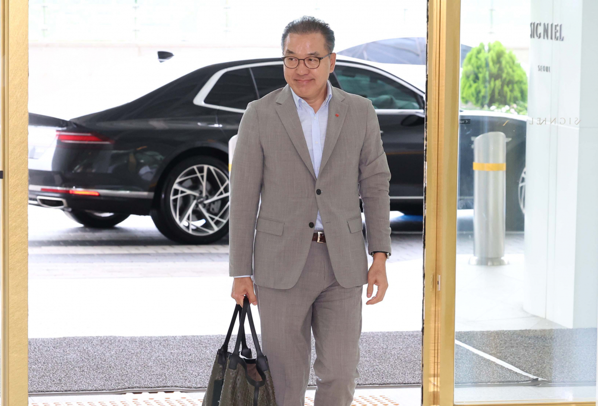 ▲정준호 롯데백화점 대표가 18일 서울 송파구 롯데월드타워에서 열린 ‘롯데그룹 2023 하반기 밸류 크리에이션 미팅(VCM)’에 참석하고 있다. 신태현 기자 holjjak@