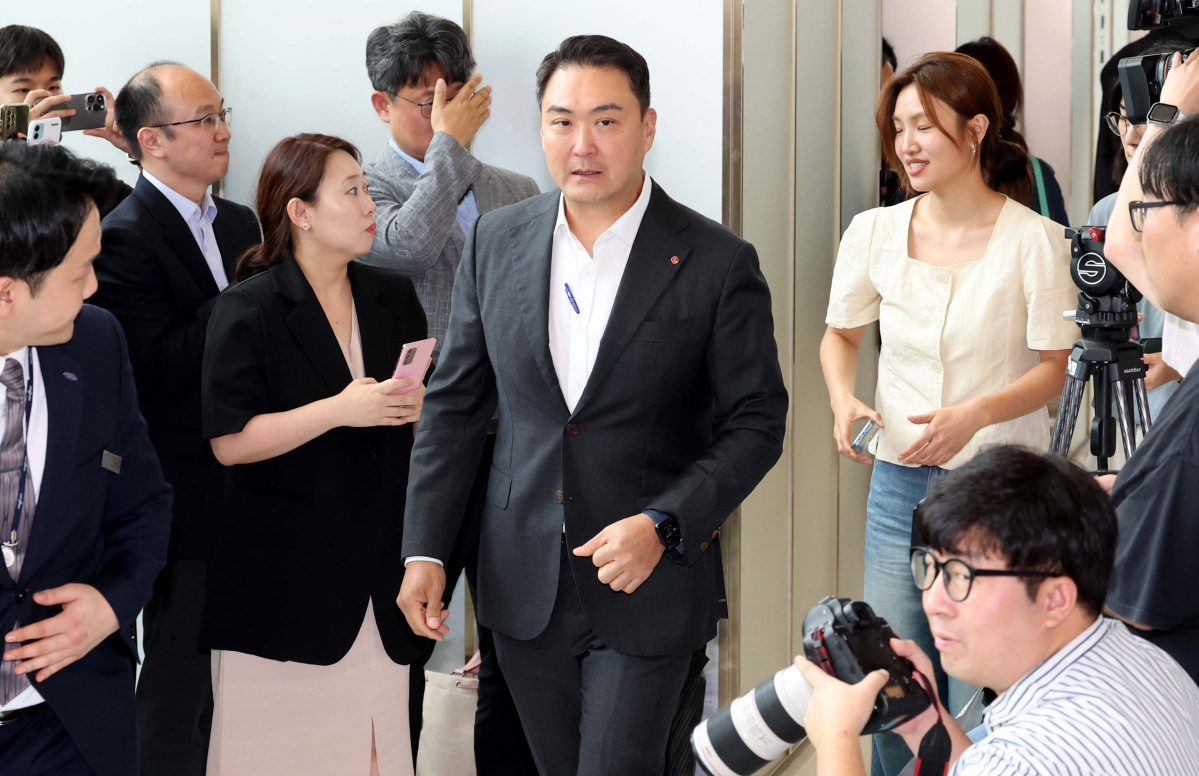 ▲강성현 롯데마트 대표가 18일 서울 송파구 롯데월드타워에서 열린 ‘롯데그룹 2023 하반기 밸류 크리에이션 미팅(VCM)’에 참석하고 있다. 신태현 기자 holjjak@