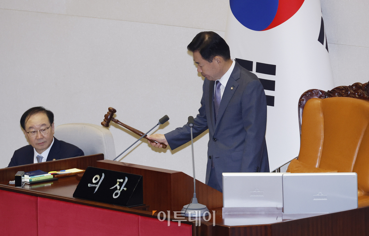 ▲김진표 국회의장이 18일 오후 서울 여의도 국회에서 열린제408회국회(임시회) 제1차 본회의에서 의사봉을 두드리고 있다. 조현호 기자 hyunho@