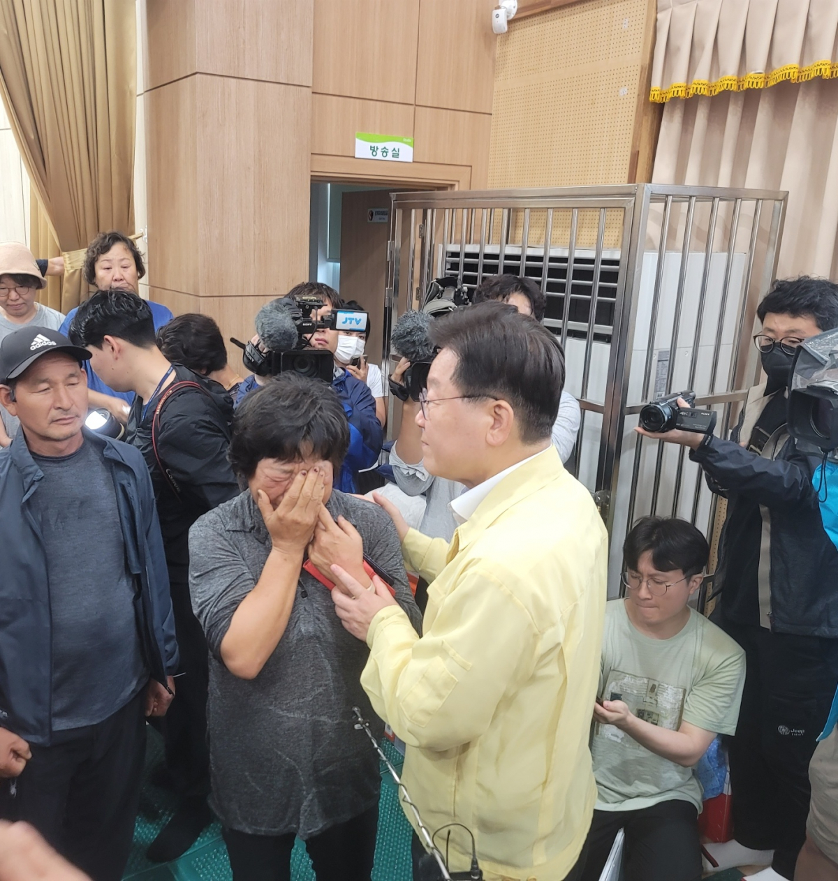 ▲이재명 더불어민주당 대표가 18일 수해를 입은 전북 익산 망성면 화산리 성북초등학교에 마련된 이재민 대피소를 찾아 주민을 위로하고 있다. (정호영)