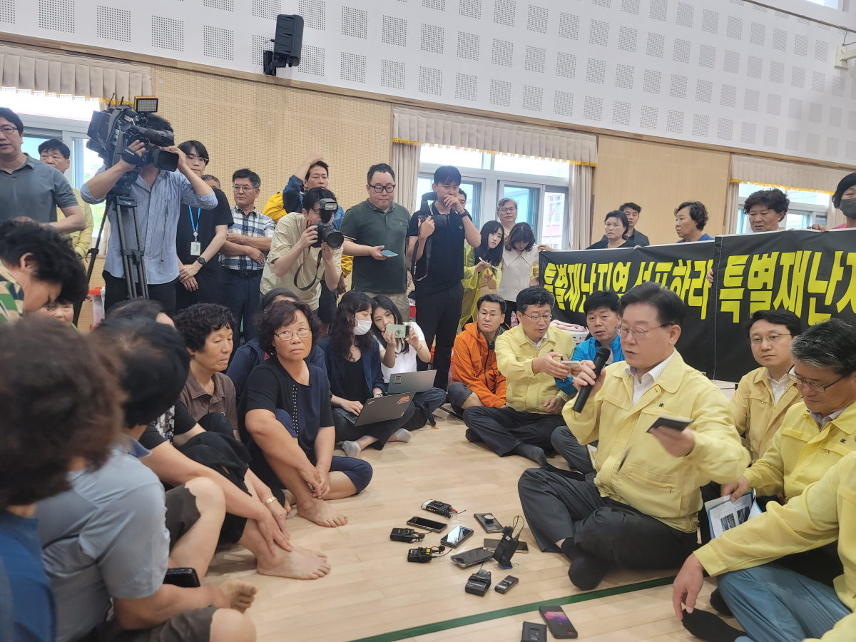 ▲이재명 더불어민주당 대표가 18일 전북 익산 망성면 화산리 성북초등학교에 마련된 이재민 대피소에서 주민들과 면담하고 있다. (정호영)