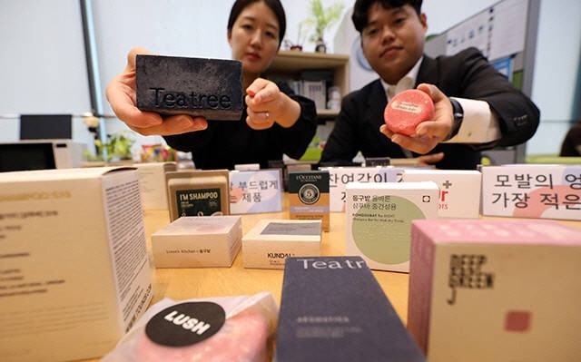 ▲한국소비자원 관계자들이 18일 세종시 정부세종청사에서 샴푸바 품질 비교시험 결과를 설명하고 있다. 뉴시스