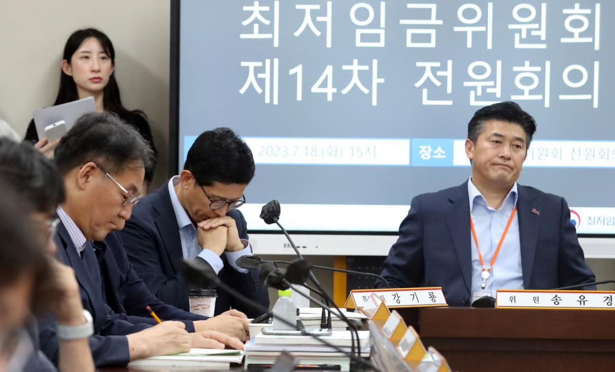 ▲18일 세종시 정부세종청사에서 열린 최저임금위원회 14차 전원회의에서 공익위원들이 고민스런 표정으로 노사 위원들의 주장을 듣고 있다. (뉴시스)