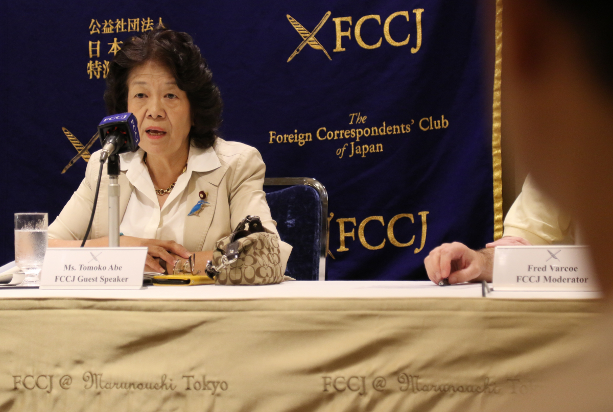 ▲아베 도모코 일본 입헌민주당 의원이 도쿄 외국특파원협회에서 열린 기자회견에서 일본 정부의 후쿠시마 제1원전 오염수 방류로 얻을 수 있는 이익이 없다고 말하고 있다. 이날 기자회견에는 오염수 방류 저지를 위해 일본을 방문한 한국 국회의원들도 참석했다. (연합뉴스)