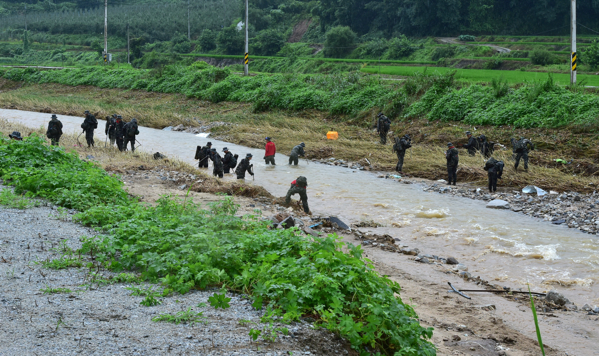▲해병대 1사단 제3포병대대 장병들이 18일 오전 경북 예천군 감천면 벌방교회 앞 하천에서 실종자 수색작업을 하고 있다. (뉴시스)
