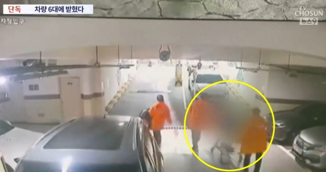 ▲15일 서울 광진구의 한 아파트 지하주차장에서 소방대원들이 들것에 97세 할머니를 싣고 빠져나가고 있다. 출처=TV조선 보도화면 캡처
