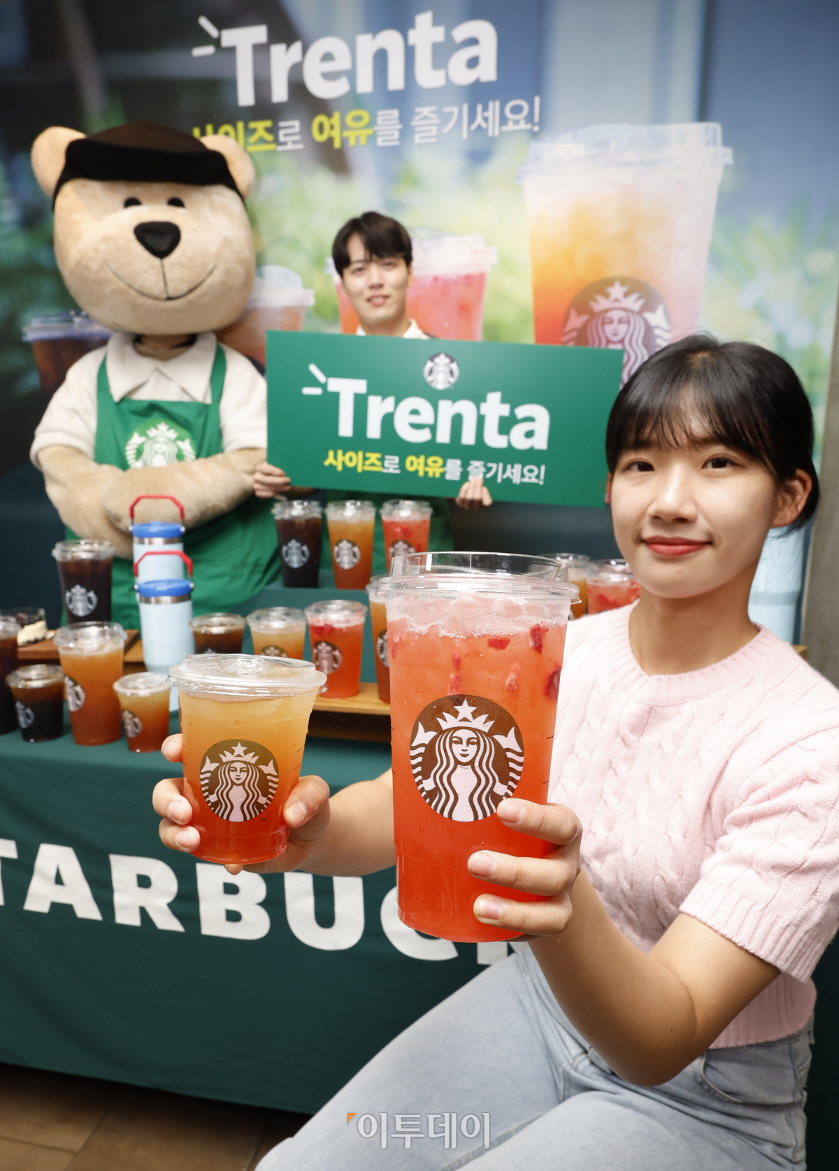 ▲19일 서울 중구 스타벅스 한국프레스센터점에서 모델들이 새로운 컵사이즈인 'TRENTA(트렌타)' 사이즈 컵을 선보이고 있다. 스타벅스는 20일부터 9월 30일까지 새로운 컵 사이즈인 트렌타 사이즈 컵을 한정 기간 출시한다. 여름철 인기 음료 3종인 '콜드 브루', '아이스 자몽 허니 블랙 티', 딸기 아사이 레모네이드 스타벅스 리프레셔'를 트렌타 사이즈로 즐길 수 있다. 조현호 기자 hyunho@