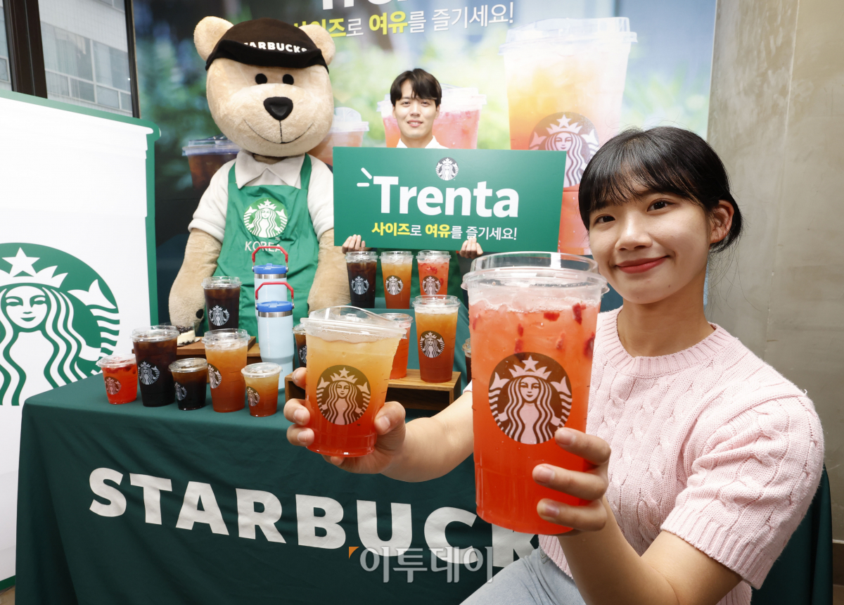 ▲19일 서울 중구 스타벅스 한국프레스센터점에서 모델들이 새로운 컵사이즈인 'TRENTA(트렌타)' 사이즈 컵을 선보이고 있다. 스타벅스는 20일부터 9월 30일까지 새로운 컵 사이즈인 트렌타 사이즈 컵을 한정 기간 출시한다. 여름철 인기 음료 3종인 '콜드 브루', '아이스 자몽 허니 블랙 티', 딸기 아사이 레모네이드 스타벅스 리프레셔'를 트렌타 사이즈로 즐길 수 있다. 조현호 기자 hyunho@