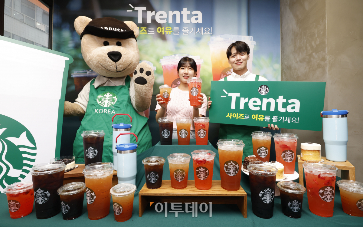 ▲19일 서울 중구 스타벅스 한국프레스센터점에서 모델들이 새로운 컵사이즈인 'TRENTA(트렌타)' 사이즈 컵을 선보이고 있다. 스타벅스는 20일부터 9월 30일까지 새로운 컵 사이즈인 트렌타 사이즈 컵을 한정 기간 출시한다. 여름철 인기 음료 3종인 '콜드 브루', '아이스 자몽 허니 블랙 티', 딸기 아사이 레모네이드 스타벅스 리프레셔'를 트렌타 사이즈로 즐길 수 있다. 조현호 기자 hyunho@