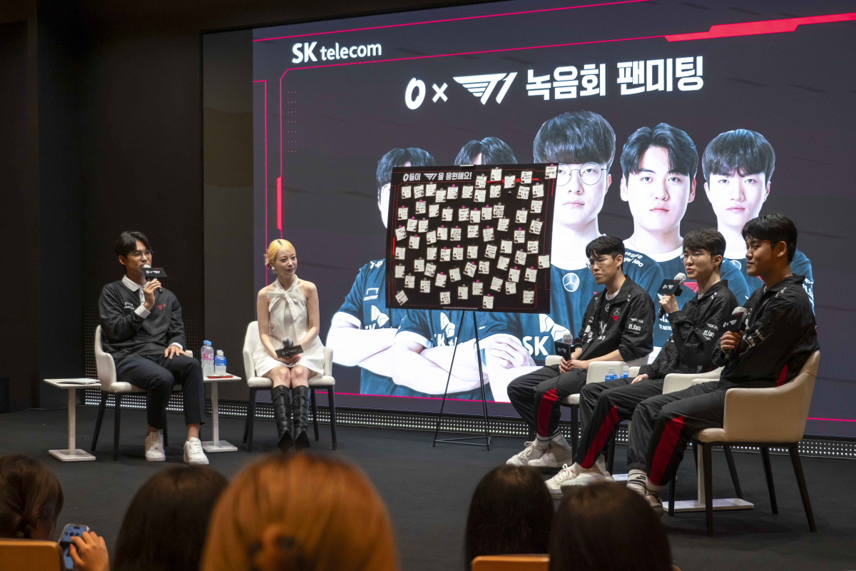 ▲페이커 이상혁 선수가 17일 ‘0(영)×T1 녹음회 팬미팅’에서 0 청년과 대화하며 응원 메시지를 녹음하고 있다. (사진제공=SKT)