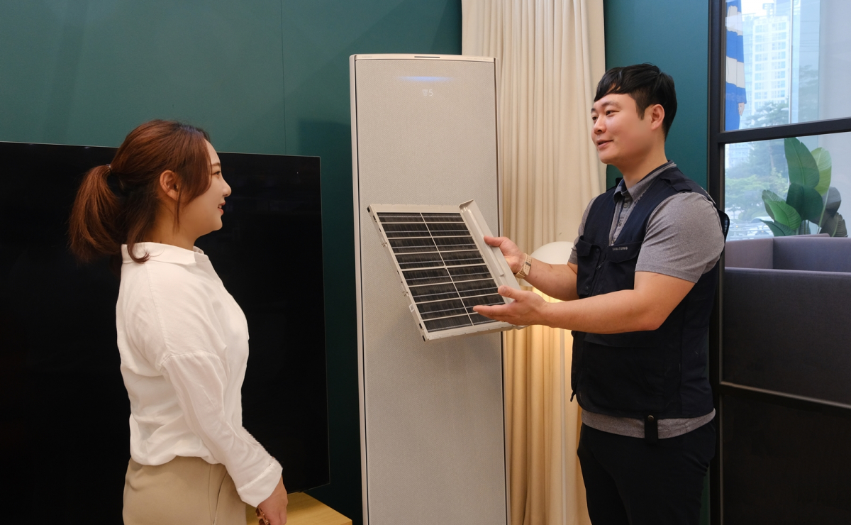 ▲삼성전자서비스 직원이 AS 서비스를 제공하고 있다.  (제공=삼성전자서비스)