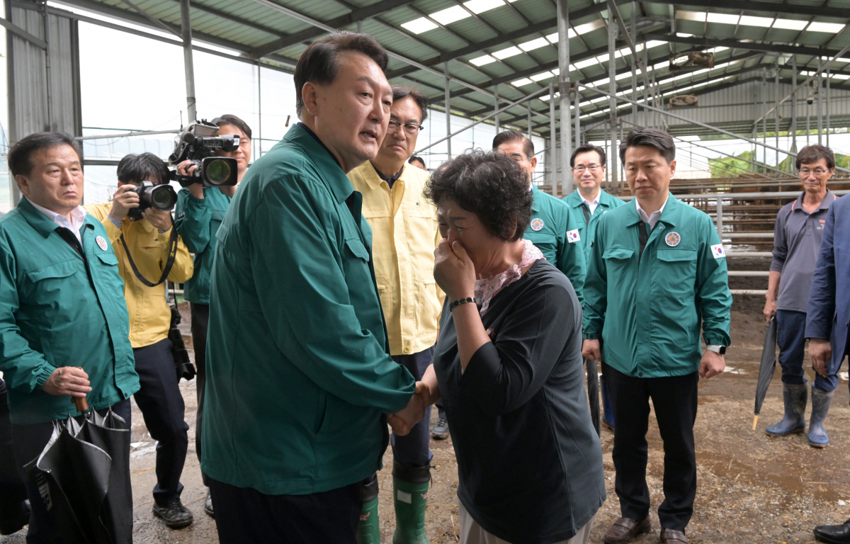 ▲집중호우 피해 현장 방문에 나선 윤석열 대통령이 18일 충남 공주시 탄천면 한우 축산농가를 찾아 피해 주민을 위로하고 있다. (연합뉴스)