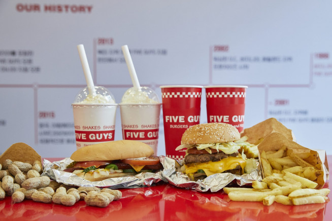 ▲파이브가이즈 햄버거와 핫도그. (사진제공=에프지코리아)