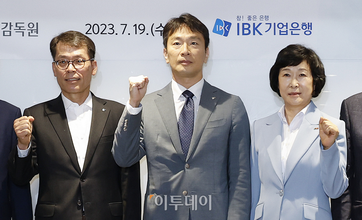 ▲이복현 금융감독원장과 김성태 IBK 기업은행장, 오세희 소상공인연합회 회장을 비롯한 참석자들이 19일 오전 서울 중구 기업은행에서 열린 '취약차주 지원 활성화를 위한 중소기업·소상공인 간담회'에 시작에 앞서 기념촬영을 하고 있다. 조현호 기자 hyunho@