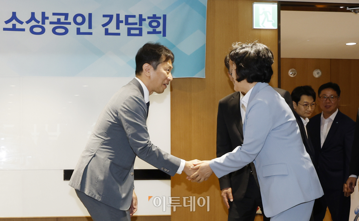 ▲이복현 금융감독원장이 19일 오전 서울 중구 기업은행에서 열린 '취약차주 지원 활성화를 위한 중소기업·소상공인 간담회'에 참석하며 오세희 소상공인연합회 회장과 인사를 하고 있다. 조현호 기자 hyunho@