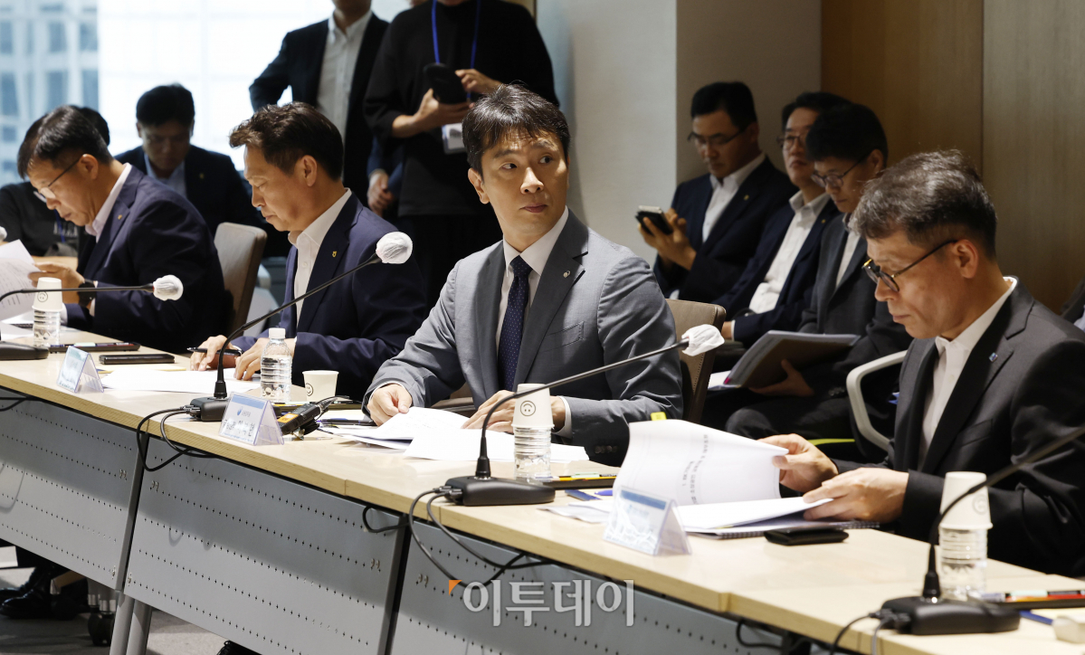 ▲이복현 금융감독원장이 19일 오전 서울 중구 기업은행에서 열린 '취약차주 지원 활성화를 위한 중소기업·소상공인 간담회'에서 기업은행, 농협중앙회 채무조정 프로그램 발표를 듣고 있다. 조현호 기자 hyunho@