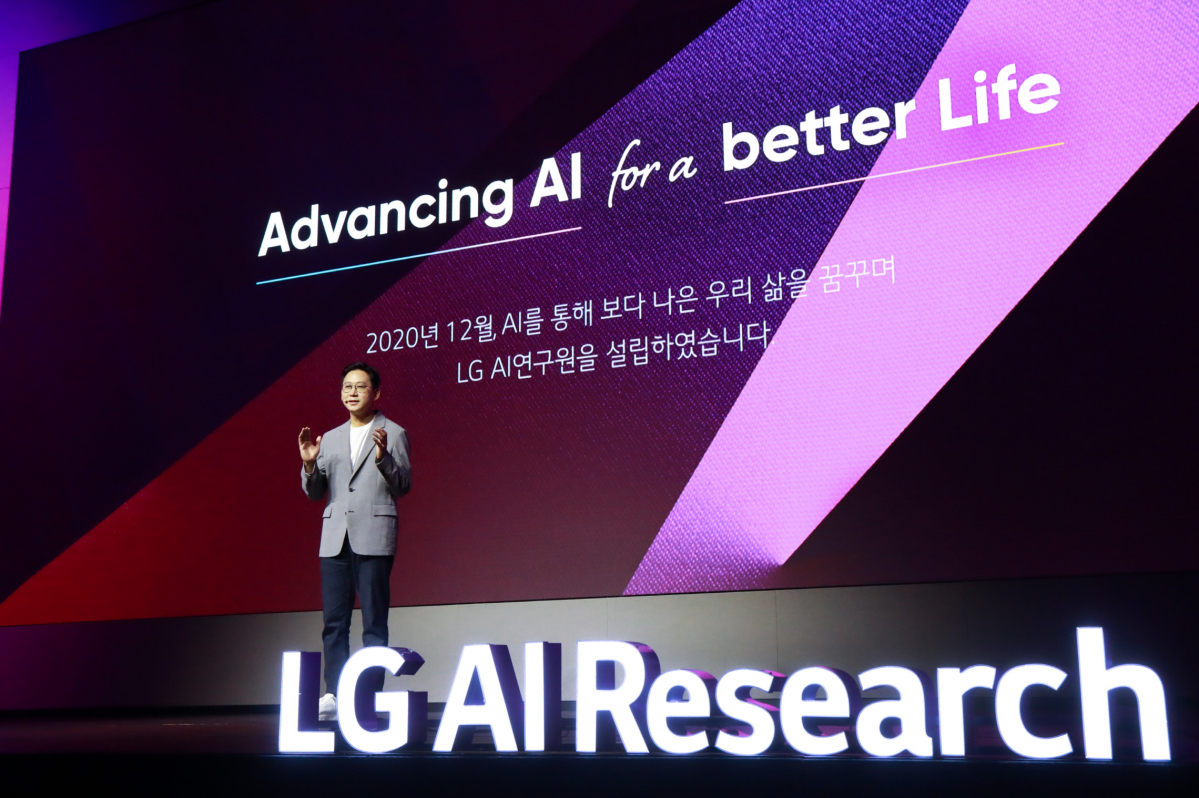▲19일 서울 마곡 LG사이언스파크 컨버전스홀에서 열린 LG AI 토크 콘서트에서 배경훈 LG AI연구원장이 발표하고 있다. (사진제공=LG)