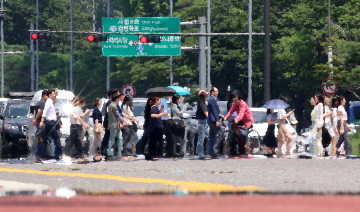 ▲장마가 소강상태에 들어서자 전국 대부분 지방에 폭염주의보가 내려진 19일 서울 여의도의 한 거리에 지열로 인한 아지랑이가 피어오르고 있다. 신태현 기자 holjjak@