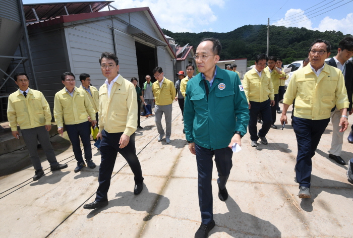 ▲추경호 부총리 겸 기획재정부 장관이 19일 집중호우로 인해 피해를 입은 충남 공주시 소재 양계농장을 방문해 지역공무원들과 피해 상황을 점검하고 있다. (사진제공=기획재정부)