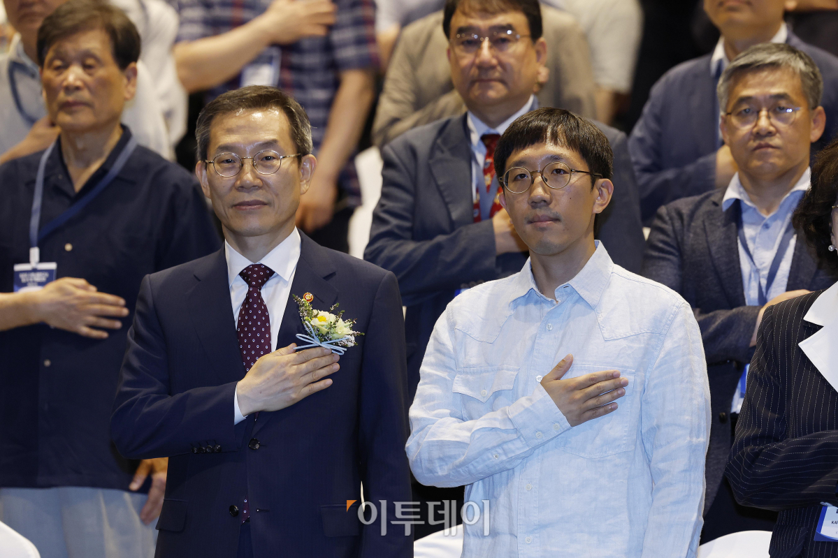 ▲이종호 과학기술정보통신부 장관과 허준이 고등과학원 수학부 석학교수가 19일 오후 서울 동대무구 수림문화재단에서 열린 '허준이 수학난제연구소 개소식'에서 국민의레를 하고 있다. 허준이 수학난제연구소는 허준이 고등과학원 수학부 석학교수가 한국계 최초로 필즈상을 수상한지 1주년을 맞아 이날 개소 했다. 연구소에서는 제2의 필즈상 수상자 배출과 수학난제 해결을 통해 인류의 발전에 기여하는 것을 목표로 기존 고등과학원 수학난제연구소를 확대·개편하여 설립됐다. 조현호 기자 hyunho@