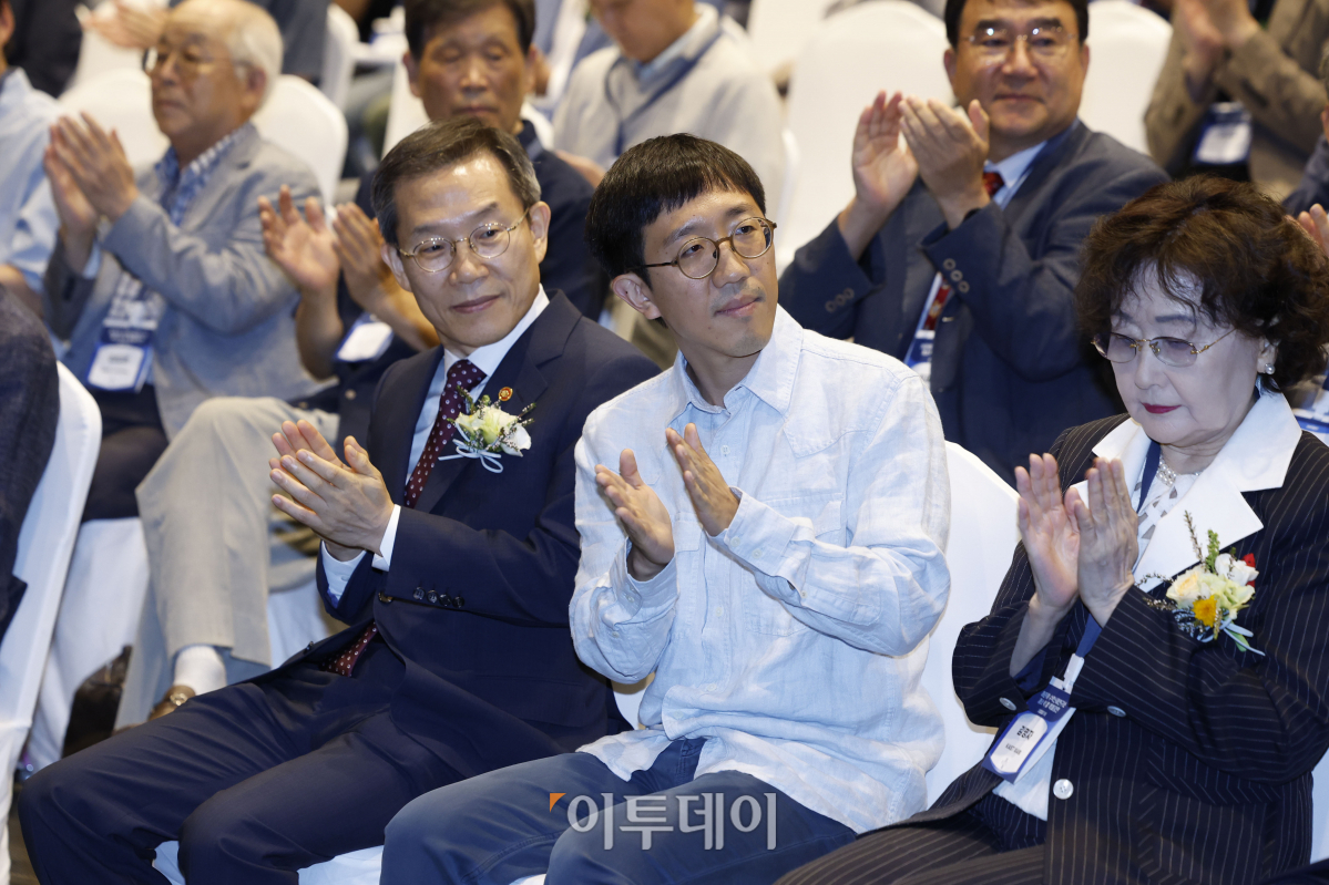 ▲이종호 과학기술정보통신부 장관과 허준이 고등과학원 수학부 석학교수가 19일 오후 서울 동대무구 수림문화재단에서 열린 '허준이 수학난제연구소 개소식'에서 박수를 치고 있다. 허준이 수학난제연구소는 허준이 고등과학원 수학부 석학교수가 한국계 최초로 필즈상을 수상한지 1주년을 맞아 이날 개소 했다. 연구소에서는 제2의 필즈상 수상자 배출과 수학난제 해결을 통해 인류의 발전에 기여하는 것을 목표로 기존 고등과학원 수학난제연구소를 확대·개편하여 설립됐다. 조현호 기자 hyunho@