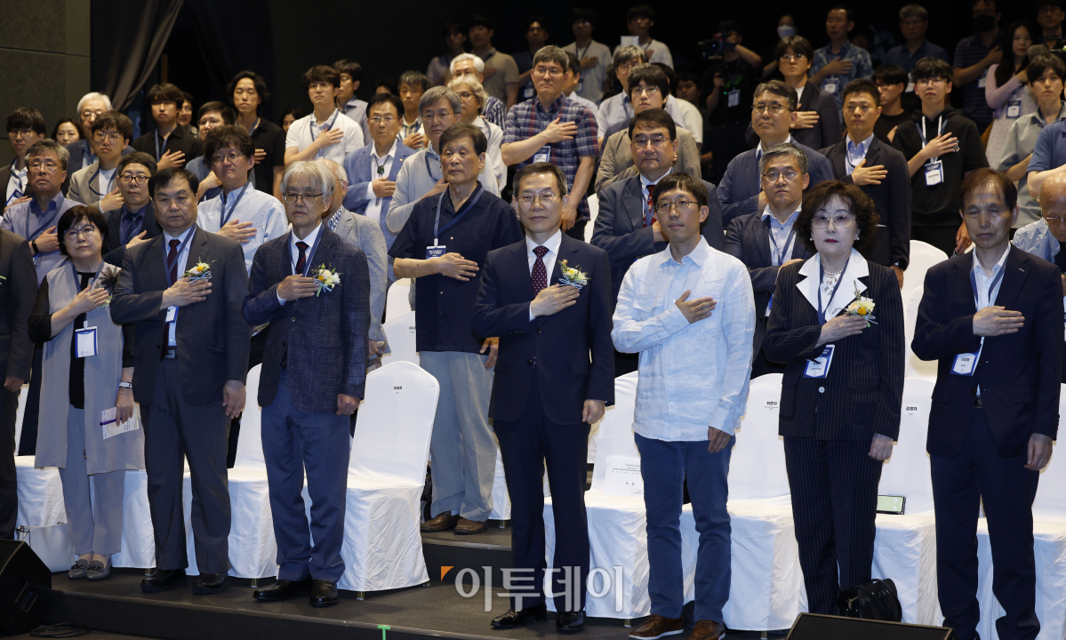 ▲이종호 과학기술정보통신부 장관과 허준이 고등과학원 수학부 석학교수를 비롯한 참석자들이 19일 오후 서울 동대무구 수림문화재단에서 열린 '허준이 수학난제연구소 개소식'에서 국민의레를 하고 있다. 허준이 수학난제연구소는 허준이 고등과학원 수학부 석학교수가 한국계 최초로 필즈상을 수상한지 1주년을 맞아 이날 개소 했다. 연구소에서는 제2의 필즈상 수상자 배출과 수학난제 해결을 통해 인류의 발전에 기여하는 것을 목표로 기존 고등과학원 수학난제연구소를 확대·개편하여 설립됐다. 조현호 기자 hyunho@