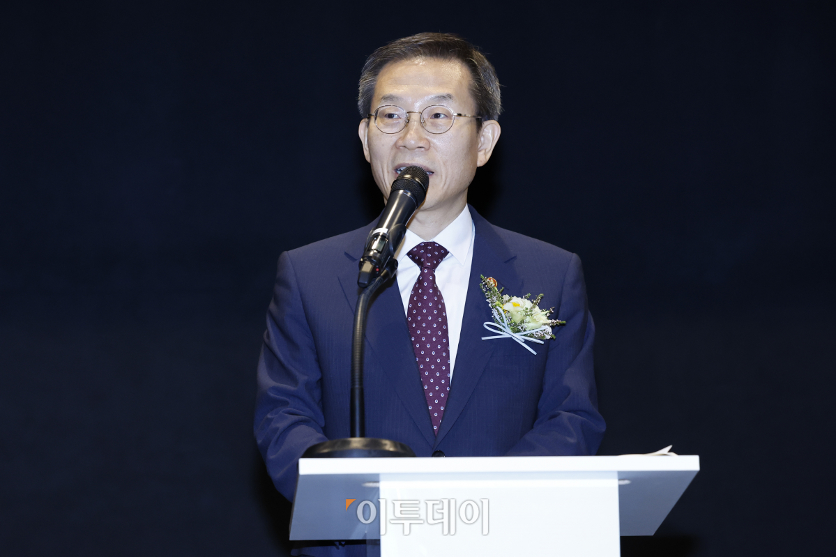 ▲이종호 과학기술정보통신부 장관이 19일 오후 서울 동대무구 홍릉 수림문화재단에서 열린 '허준이 수학난제연구소 개소식'에서 축사를 하고 있다. 허준이 수학난제연구소는 허준이 고등과학원 수학부 석학교수가 한국계 최초로 필즈상을 수상한지 1주년을 맞아 이날 개소 했다. 연구소에서는 제2의 필즈상 수상자 배출과 수학난제 해결을 통해 인류의 발전에 기여하는 것을 목표로 기존 고등과학원 수학난제연구소를 확대·개편하여 설립됐다. 조현호 기자 hyunho@