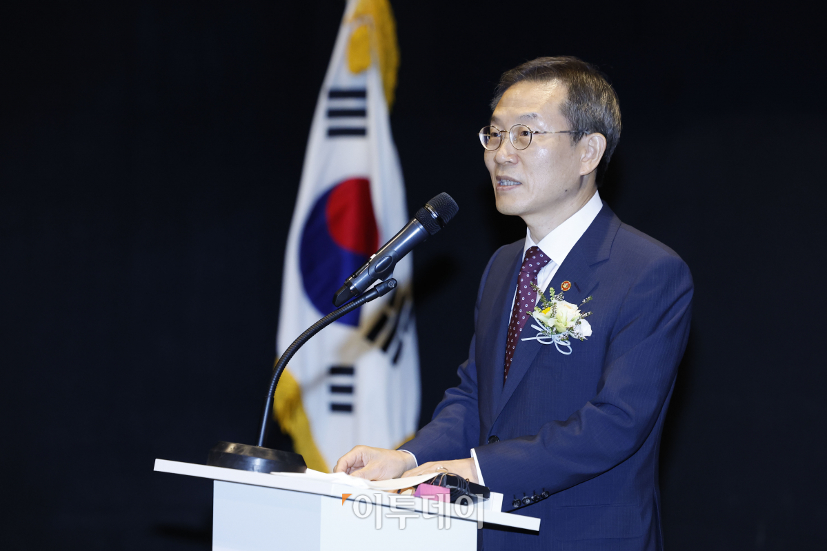 ▲이종호 과학기술정보통신부 장관이 19일 오후 서울 동대무구 홍릉 수림문화재단에서 열린 '허준이 수학난제연구소 개소식'에서 축사를 하고 있다. 허준이 수학난제연구소는 허준이 고등과학원 수학부 석학교수가 한국계 최초로 필즈상을 수상한지 1주년을 맞아 이날 개소 했다. 연구소에서는 제2의 필즈상 수상자 배출과 수학난제 해결을 통해 인류의 발전에 기여하는 것을 목표로 기존 고등과학원 수학난제연구소를 확대·개편하여 설립됐다. 조현호 기자 hyunho@