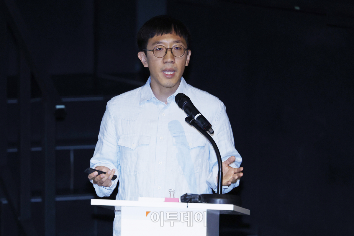 ▲허준이 고등과학원 수학부 석학교수가 19일 19일 오후 서울 동대문구 수림문화재단에서 열린 '허준이 수학난제연구소 개소식'에서 '같음과 다름'이란 주제로 특별강연을 하고 있다. 허준이 수학난제연구소는 허준이 고등과학원 수학부 석학교수가 한국계 최초로 필즈상을 수상한지 1주년을 맞아 이날 개소 했다. 연구소에서는 제2의 필즈상 수상자 배출과 수학난제 해결을 통해 인류의 발전에 기여하는 것을 목표로 기존 고등과학원 수학난제연구소를 확대·개편하여 설립됐다. 조현호 기자 hyunho@
