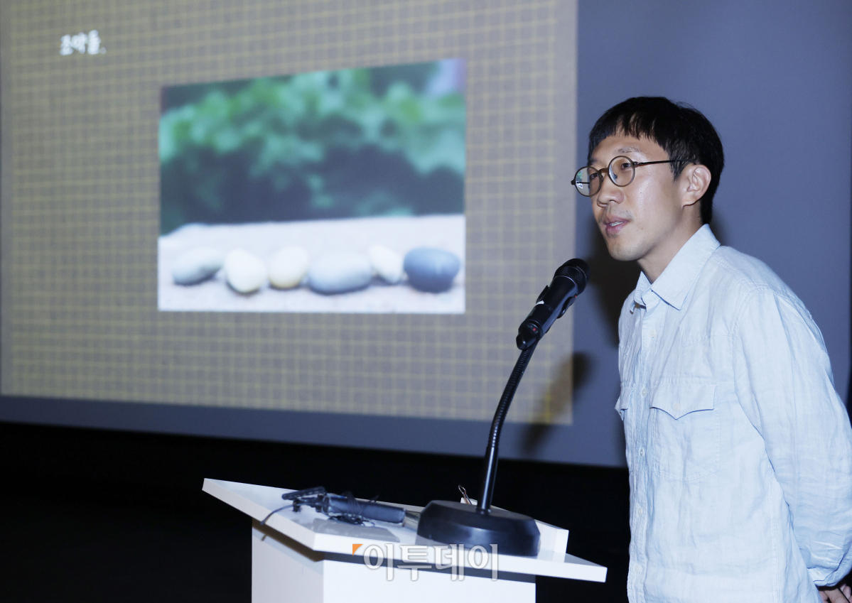 ▲허준이 고등과학원 수학부 석학교수가 19일 19일 오후 서울 동대문구 수림문화재단에서 열린 '허준이 수학난제연구소 개소식'에서 '같음과 다름'이란 주제로 특별강연을 하고 있다. 허준이 수학난제연구소는 허준이 고등과학원 수학부 석학교수가 한국계 최초로 필즈상을 수상한지 1주년을 맞아 이날 개소 했다. 연구소에서는 제2의 필즈상 수상자 배출과 수학난제 해결을 통해 인류의 발전에 기여하는 것을 목표로 기존 고등과학원 수학난제연구소를 확대·개편하여 설립됐다. 조현호 기자 hyunho@