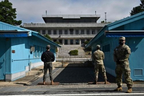 ▲한국군과 미군 장병들이 지난해 10월 판문점에서 경계를 서고 있다. 출처=AFP 연합뉴스
