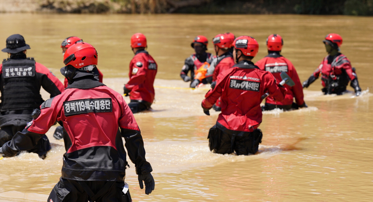 ▲9일 경북 예천군 보문면 미호리 내성천에서 119구조대원들이 실종자를 수색하고 있다. (사진=소방청 제공)
